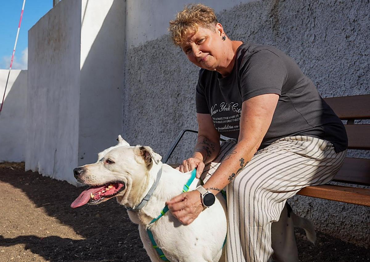 Imagen secundaria 1 - El perro más veterano del albergue encuentra familia tras más de tres años sin una visita