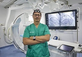 El doctor Egon Gross en la sala de hemodinámica del Hospital Universitario Vithas Las Palmas.