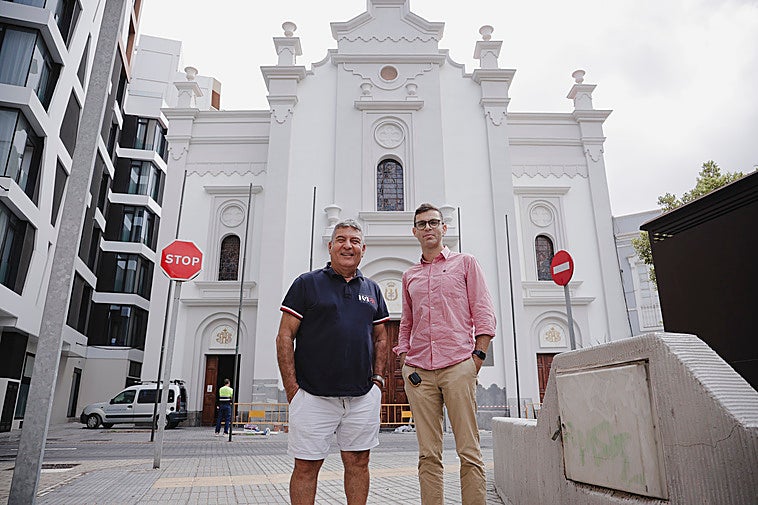 Alberto Trujillo, junto a Josué Sánchez, uno de los arquitectos de la nueva fachada.