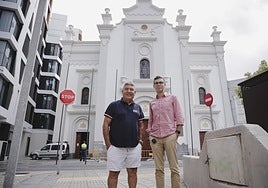 Alberto Trujillo, junto a Josué Sánchez, uno de los arquitectos de la nueva fachada.