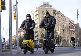 Imagen de repartidores con patinete eléctrico en una ciudad de la península. En Canarias la estampa es cada vez más frecuente.