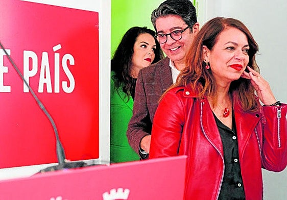 Tamara Raya (d); Pedro Martín (c) y la exalcaldesa de Granadilla, Jennifer Miranda (i) informan sobre la moción de censura.