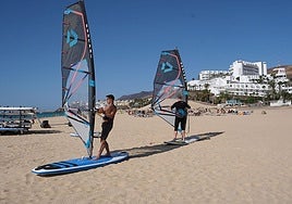 Clases de windsurf en las playas de sotavento de Jandía.
