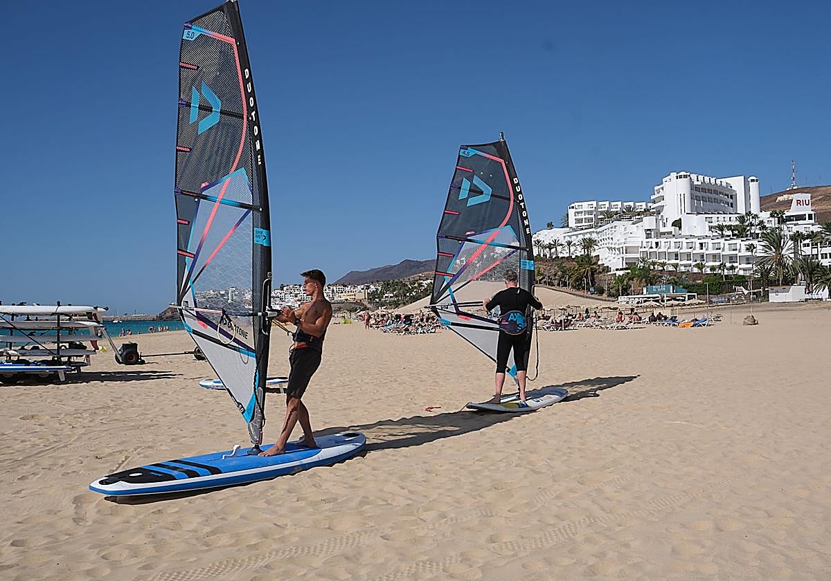 Clases de windsurf en las playas de sotavento de Jandía.