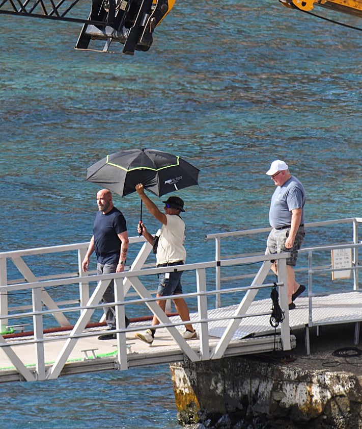 Imagen secundaria 2 - Imágenes de John Travolta durante el rodaje de 'Mareas Negras' en Sardina del Norte (Gáldar).