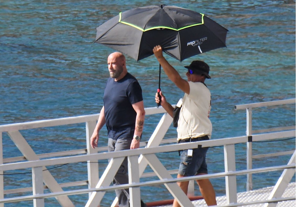 Imagen principal - Imágenes de John Travolta durante el rodaje de 'Mareas Negras' en Sardina del Norte (Gáldar).