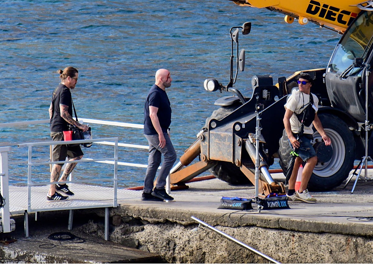 Imagen secundaria 1 - Imágenes de John Travolta durante el rodaje de 'Mareas Negras' en Sardina del Norte (Gáldar).