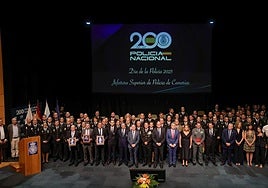Foto de familia con los galardonados tras acabar el acto.