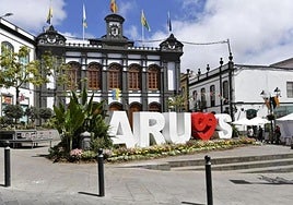 Esta noche se reubica la fuente de la rotonda de la Cruz Roja en Arucas.