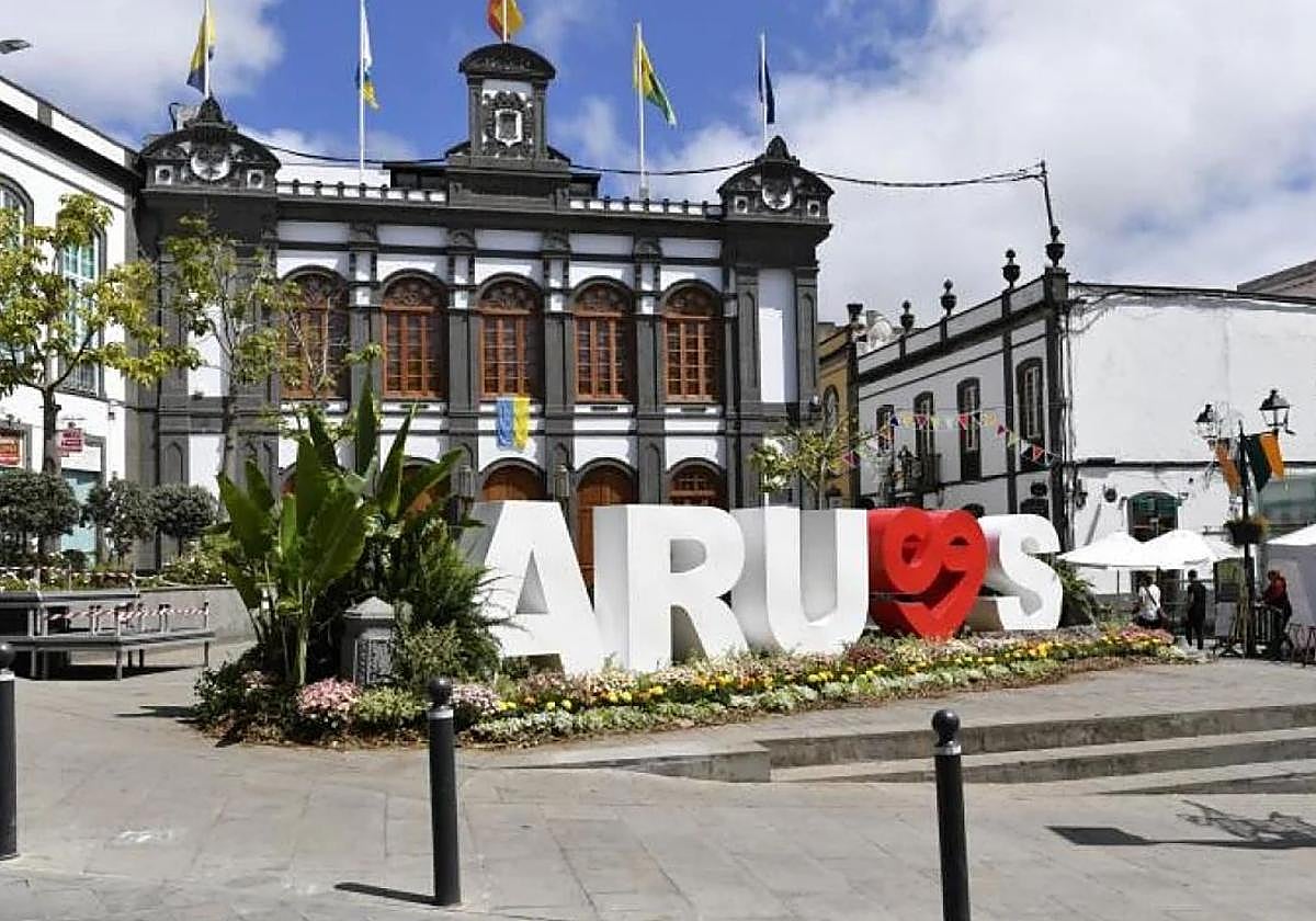 Esta noche se reubica la fuente de la rotonda de la Cruz Roja en Arucas.
