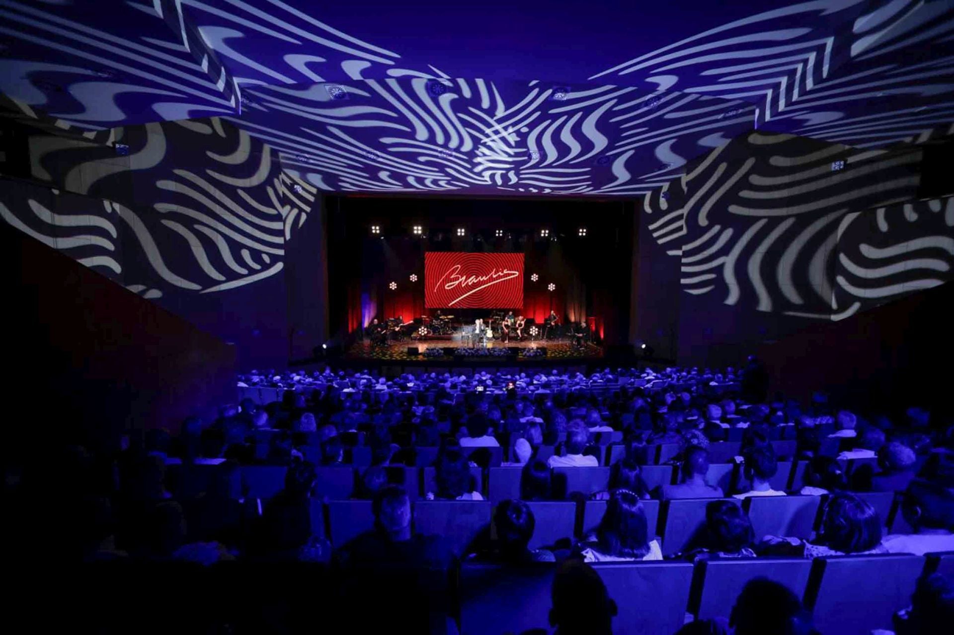 El cantante Braulio deja pequeño con su talento y trayectoria el auditorio de Agüimes