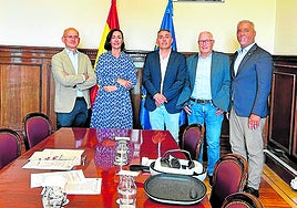 Cargos públicos y productores de cochinilla tras la reunión.