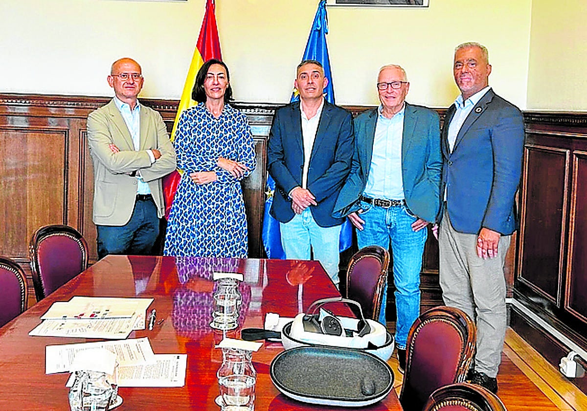 Cargos públicos y productores de cochinilla tras la reunión.