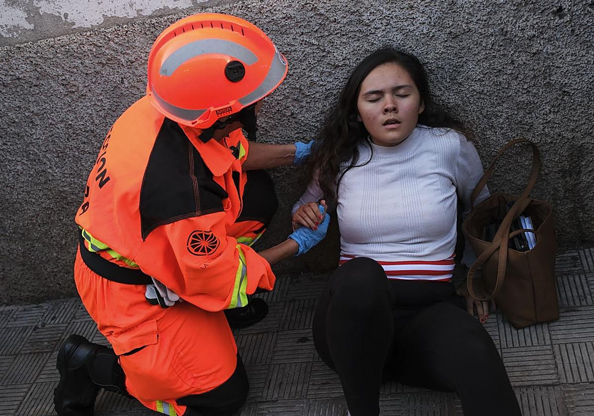 Imagen principal - Imágenes del trabajo de los equipos de emergencias durante el simulacro de Garachico (Tenerife).