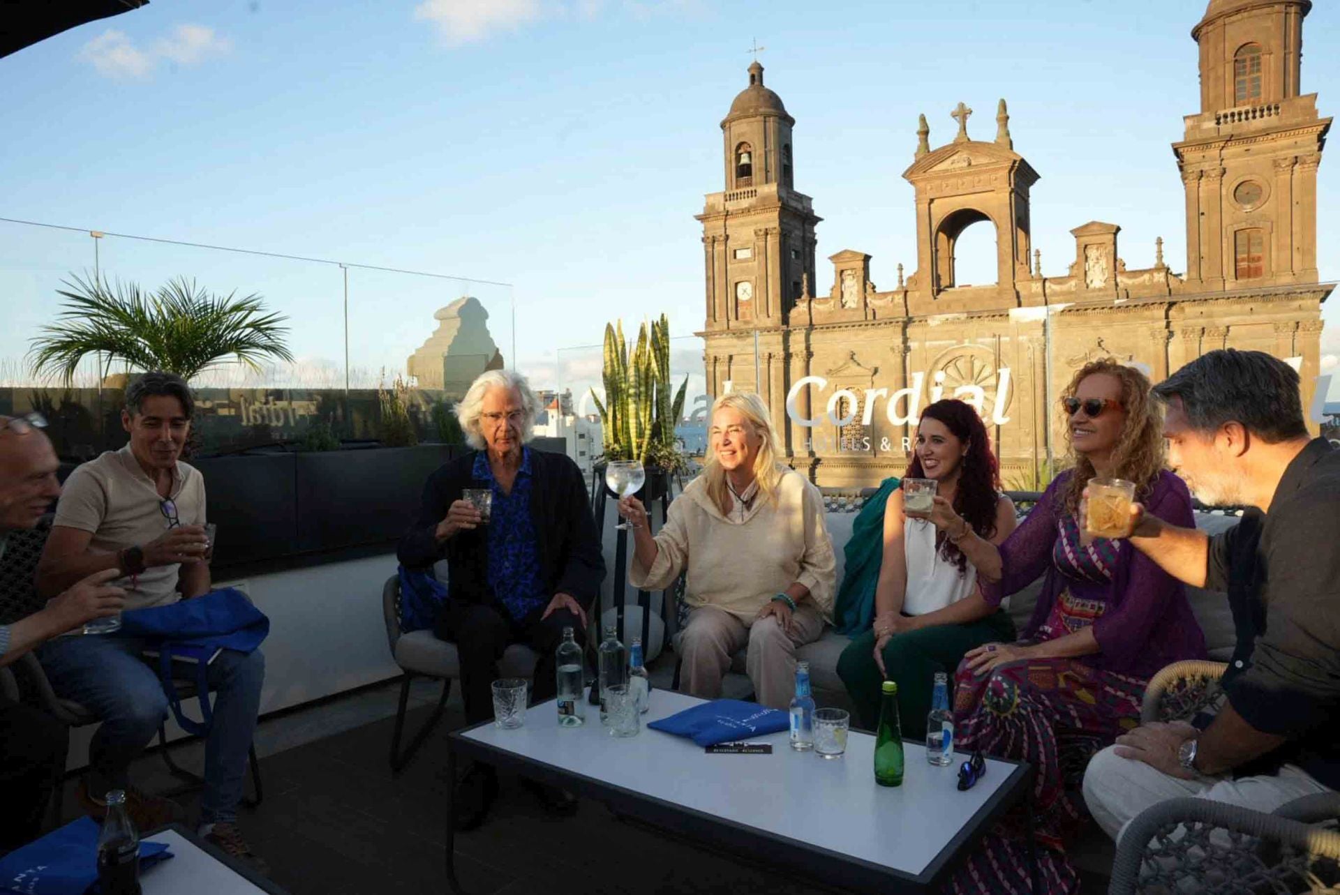 Los editores de Atalanta comparten encuentro con libreros canarios en la antesala de la gala Aglaya