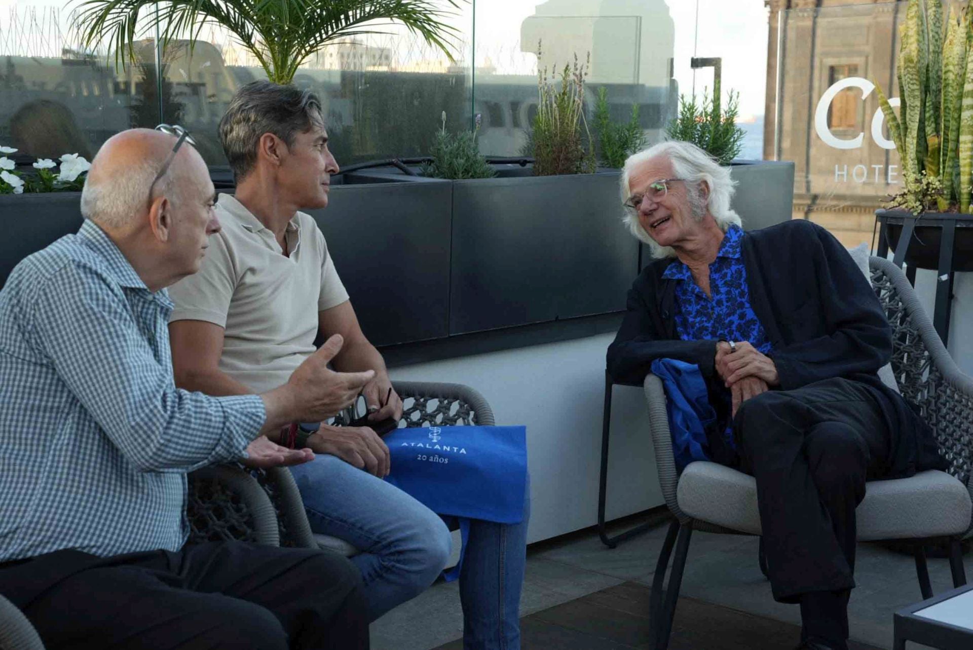 Los editores de Atalanta comparten encuentro con libreros canarios en la antesala de la gala Aglaya