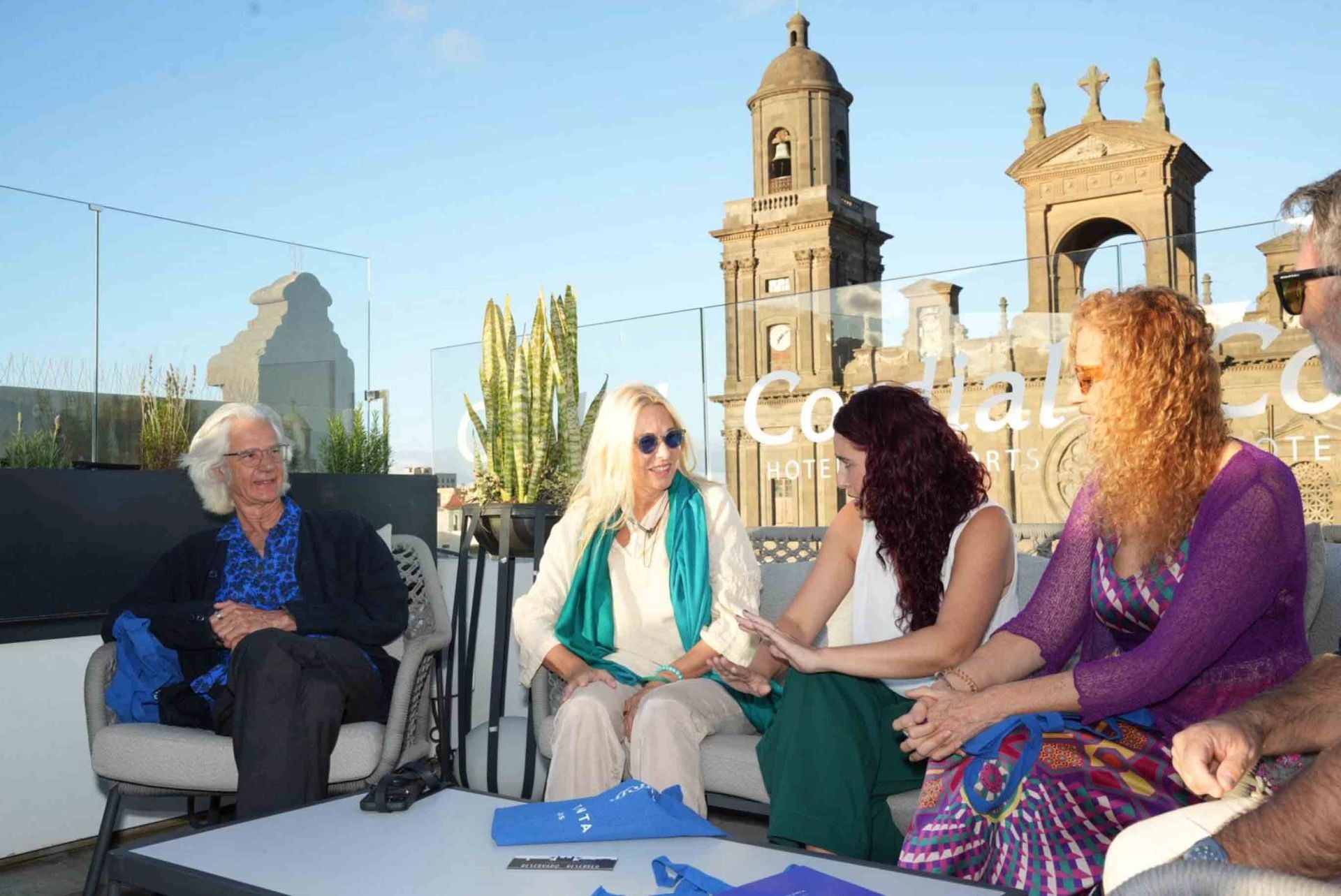 Los editores de Atalanta comparten encuentro con libreros canarios en la antesala de la gala Aglaya
