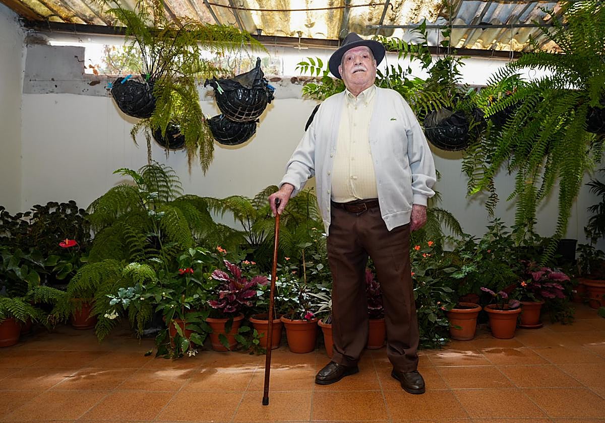 Luis Guerra en el patio de su casa en Valleseco.