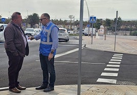El alcalde Matías Peña, con el responsable de la empresa adjudicataria, al recepcionar la obra viaria de El Castillo.
