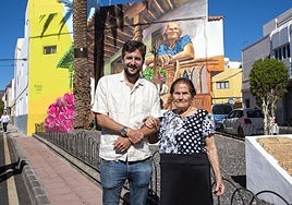 El artista canario, Daniel Rodríguez, y la vecina de Agüimes, Carmen Tarajano, en la inauguración del mural del balcón.