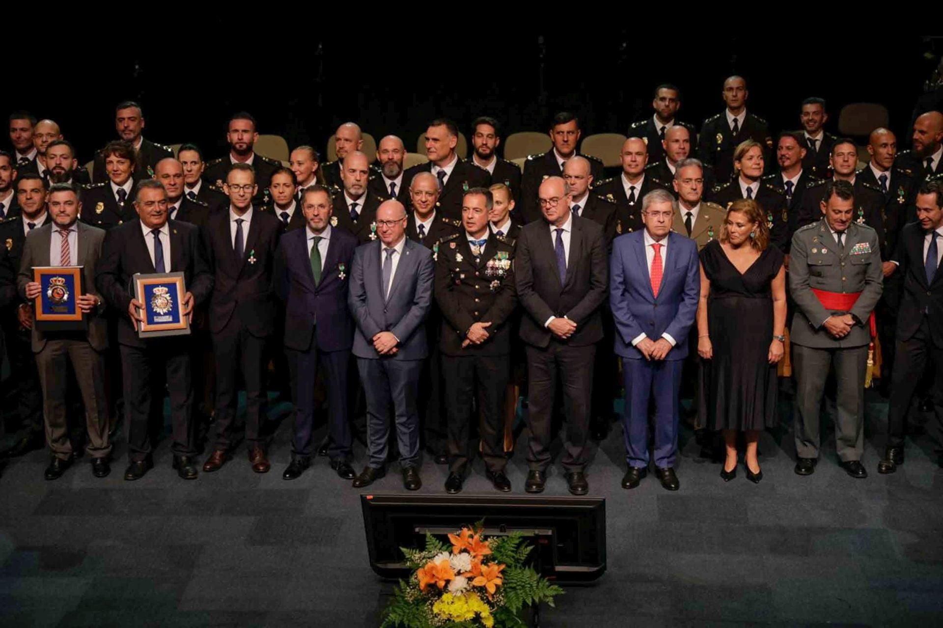 La Policía Nacional tributa un reconocimiento a 141 personas