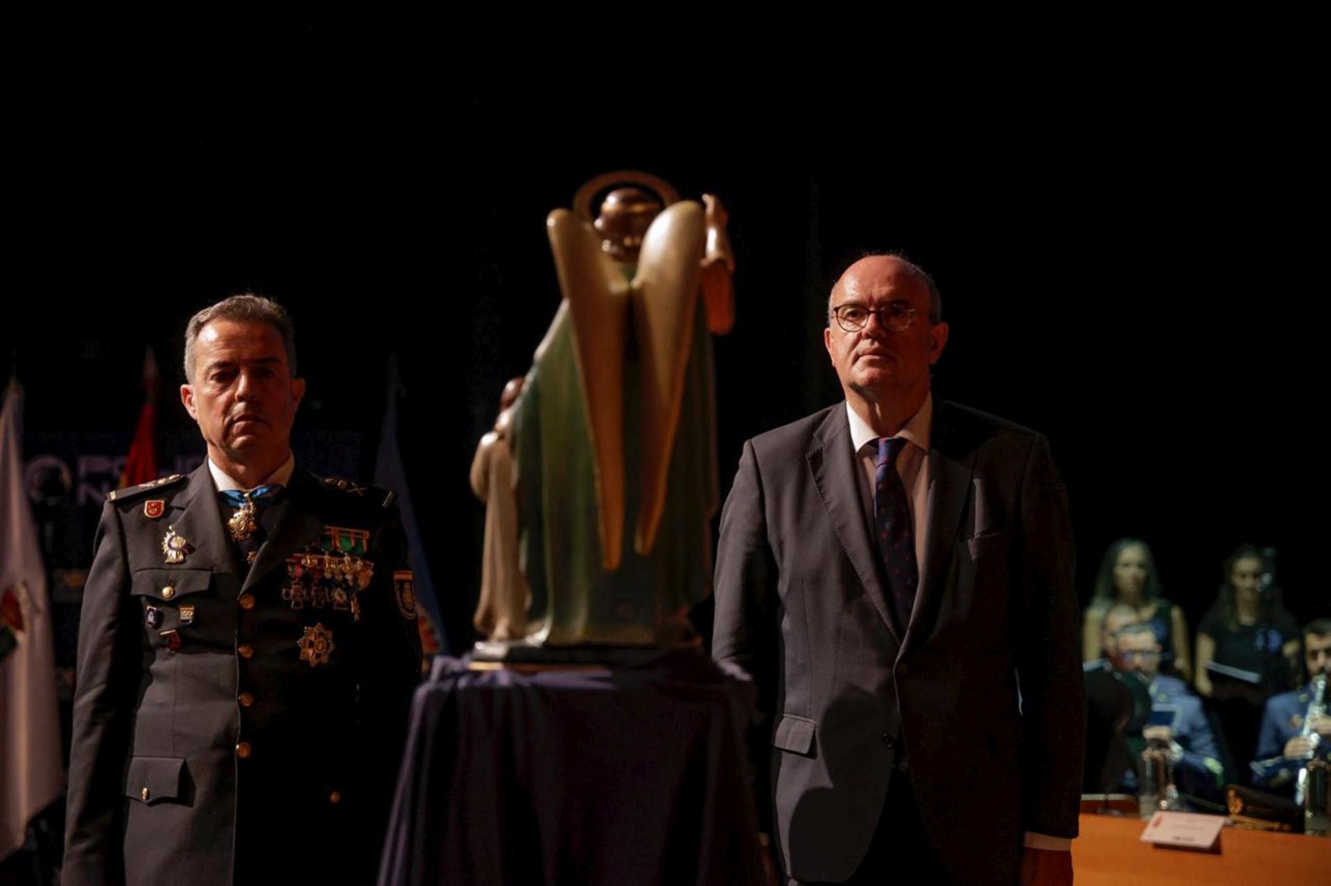 La Policía Nacional tributa un reconocimiento a 141 personas