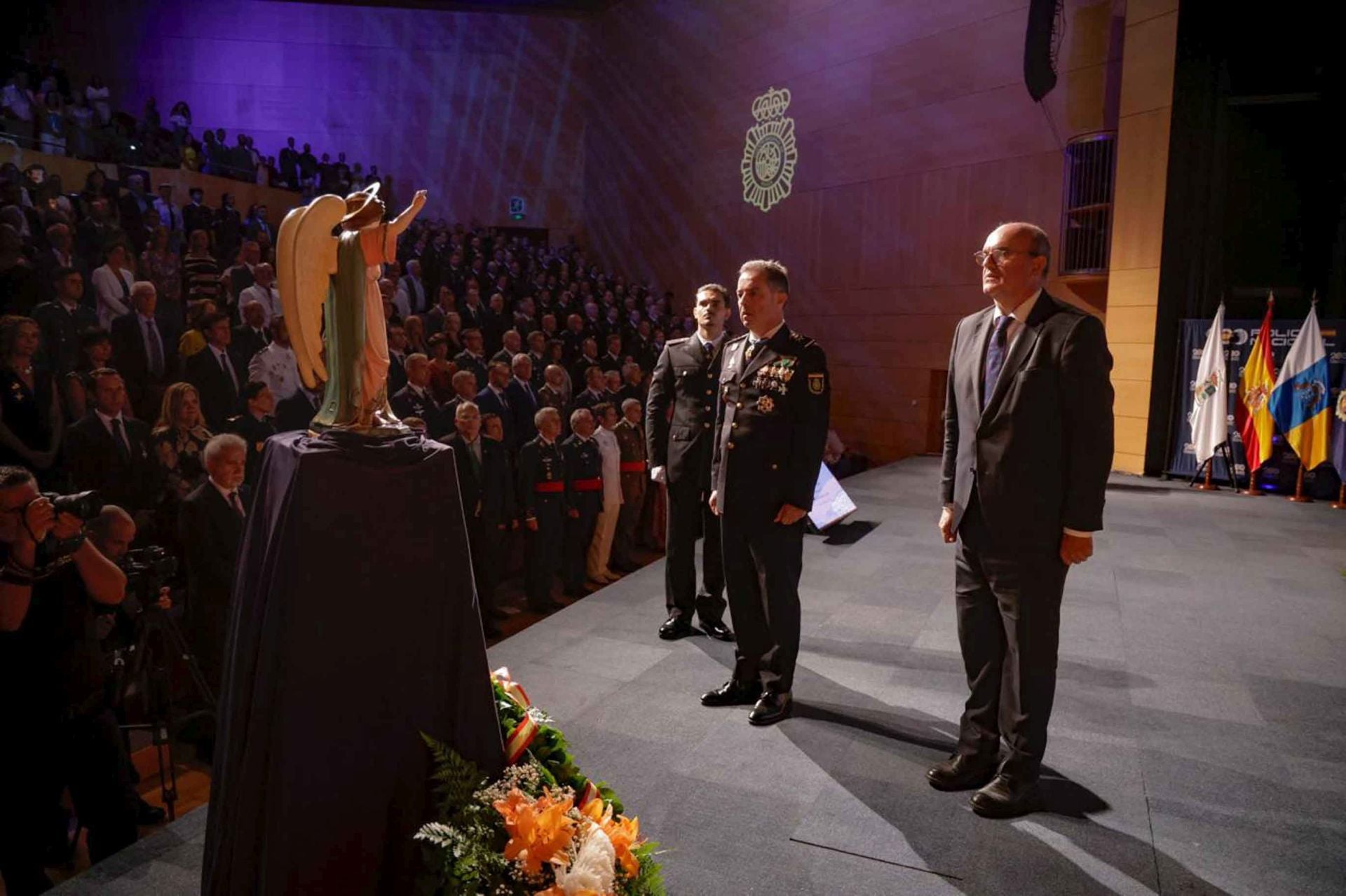 La Policía Nacional tributa un reconocimiento a 141 personas