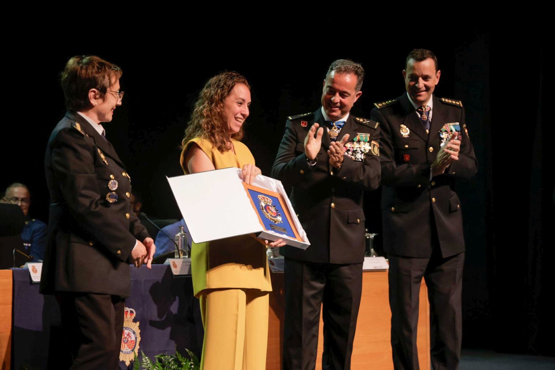 La Policía Nacional tributa un reconocimiento a 141 personas