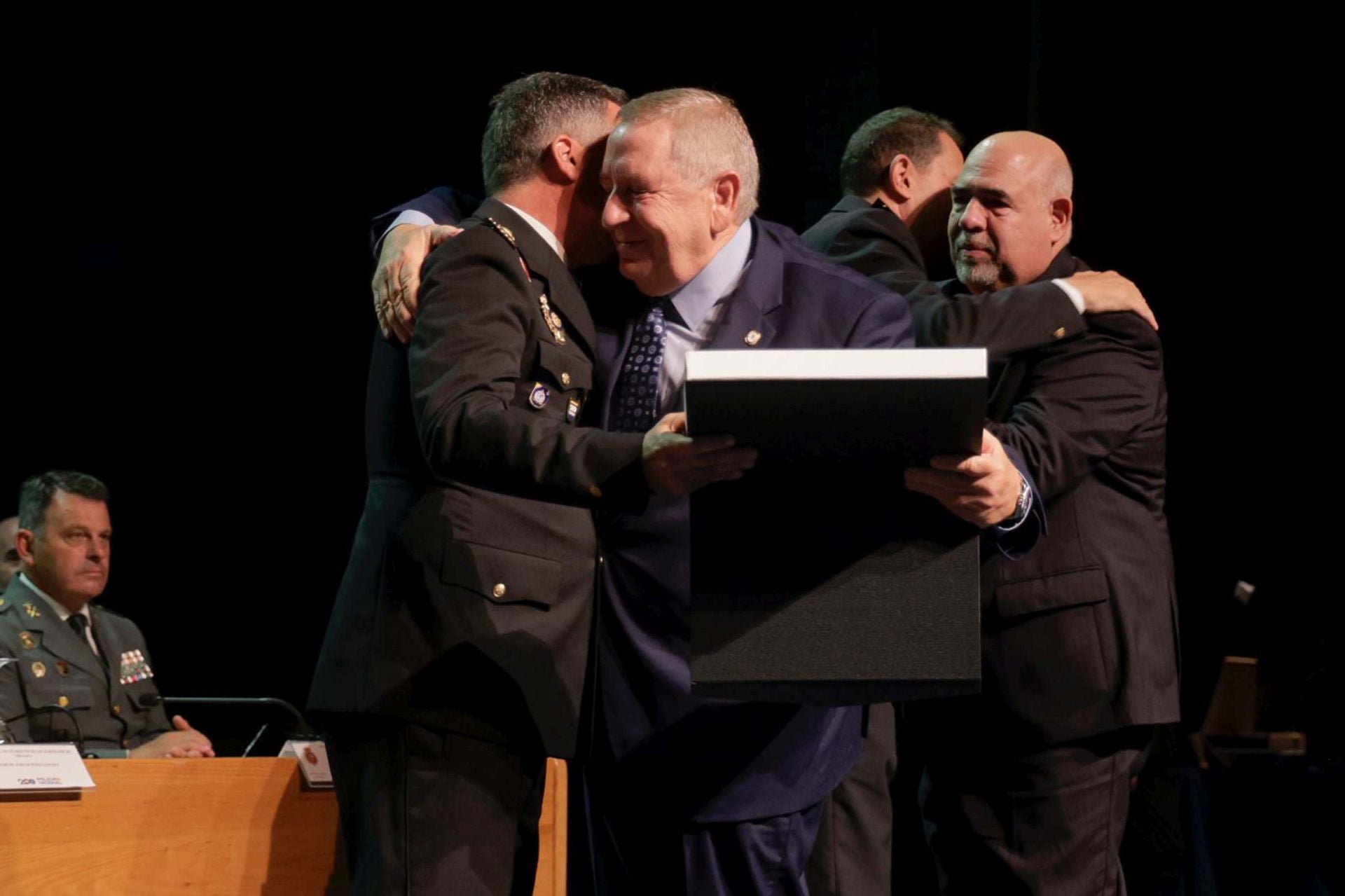 La Policía Nacional tributa un reconocimiento a 141 personas