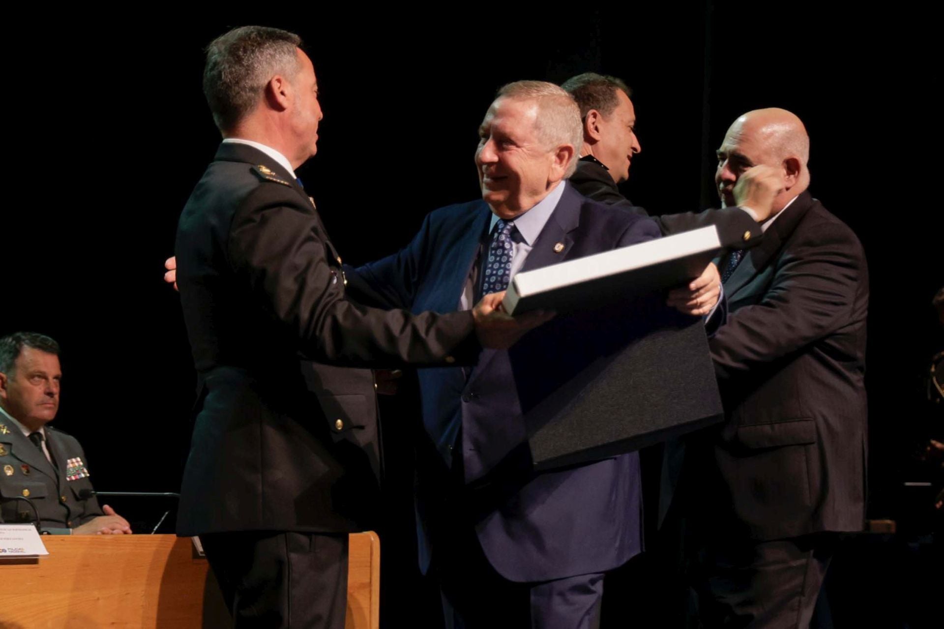 La Policía Nacional tributa un reconocimiento a 141 personas