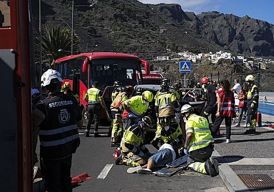 Imagen de un momento del simulacro de erupción volcánica realizado este viernes en Garachico, Tenerife.