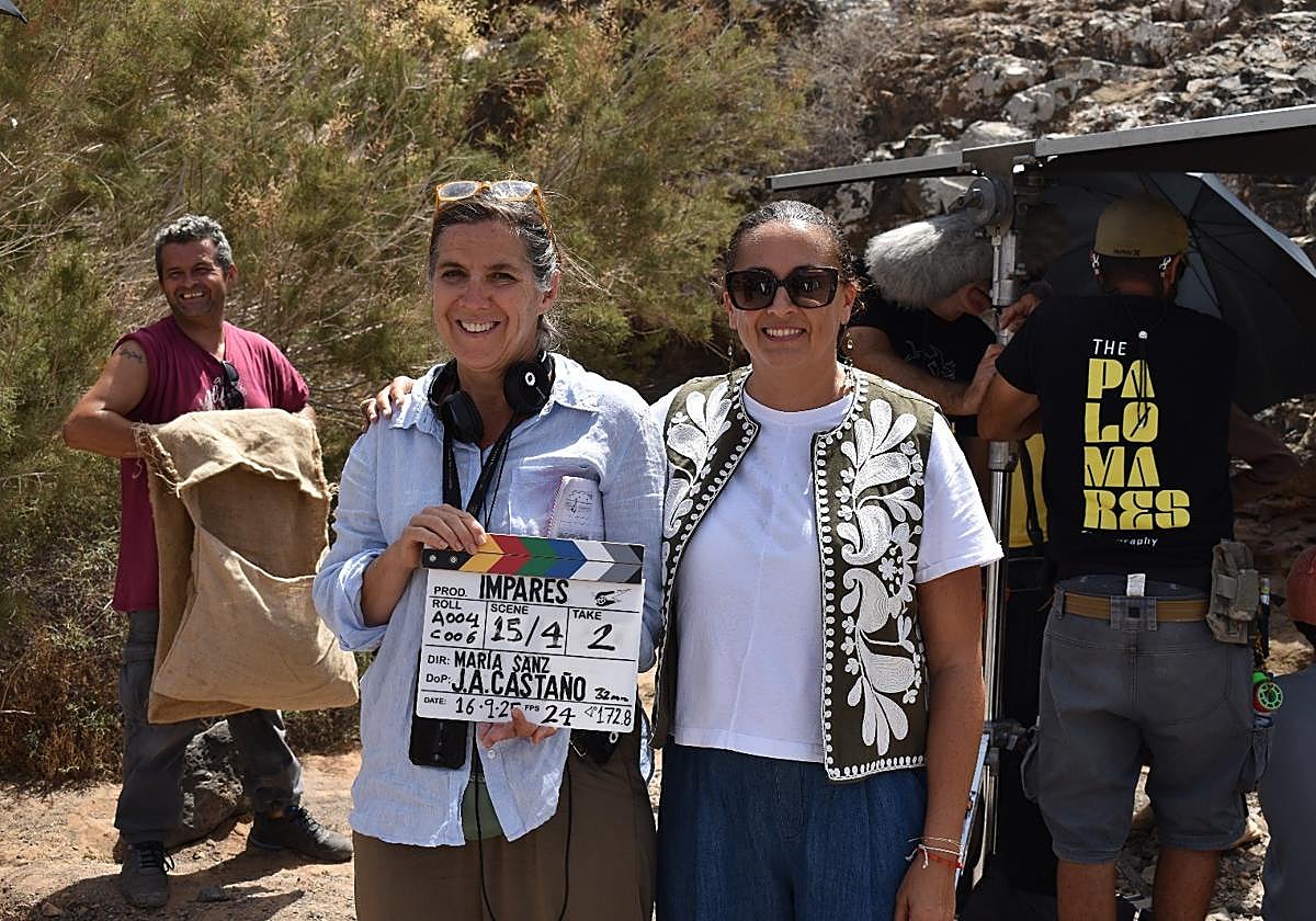 María Sanz y la responsable de la Fuerteventura Film Commission, Nereida Calero, en el rodaje.