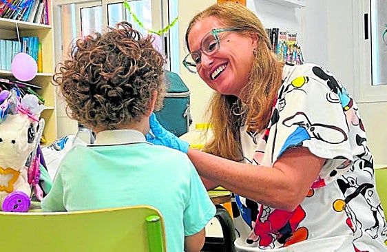 Una enfermera vacuna contra la gripe a un escolar en el colegio de Aguïmes.