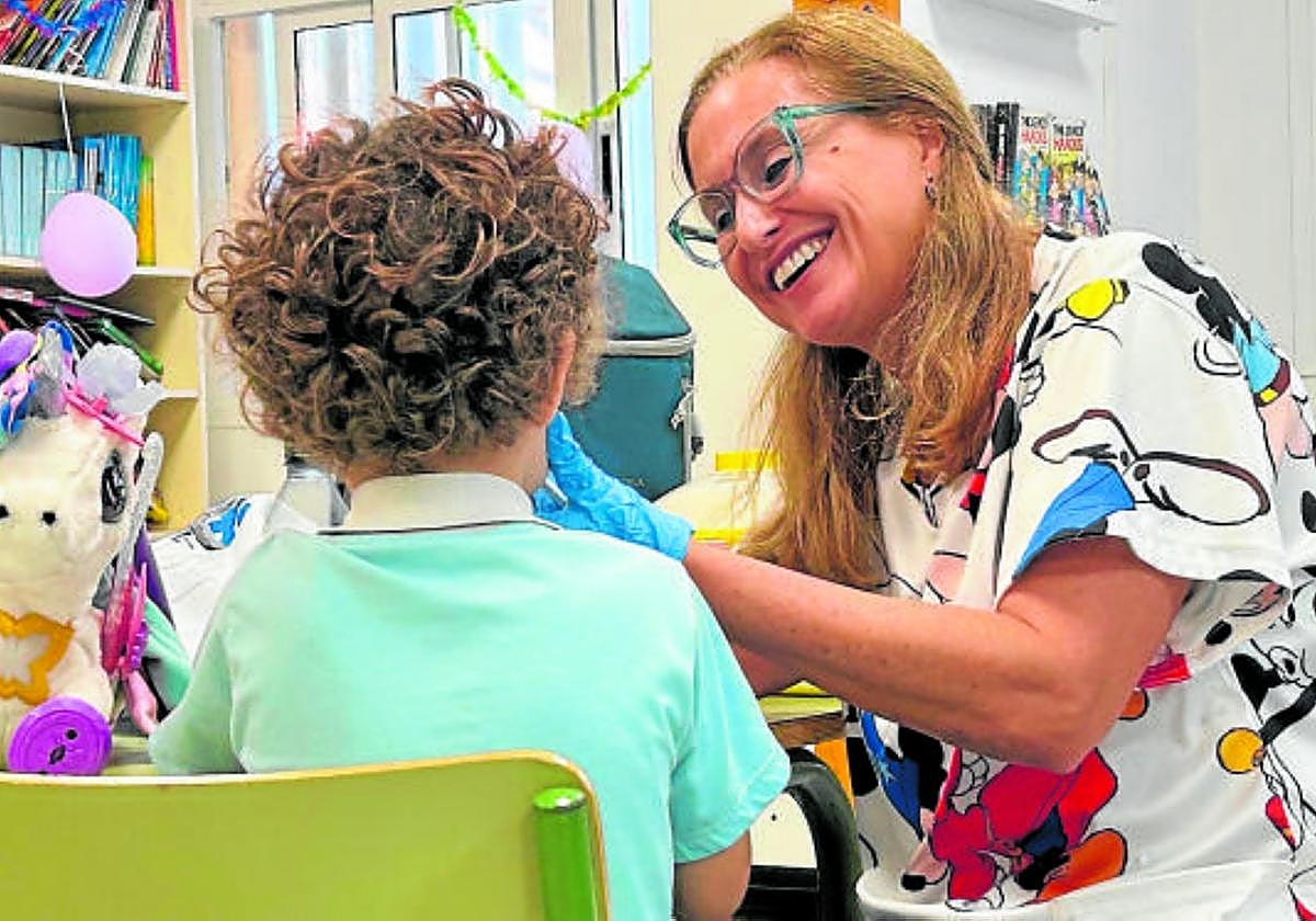 Una enfermera vacuna contra la gripe a un escolar en el colegio de Aguïmes.