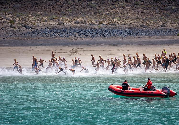 Momento de la partida desde la costa de Lanzarote.