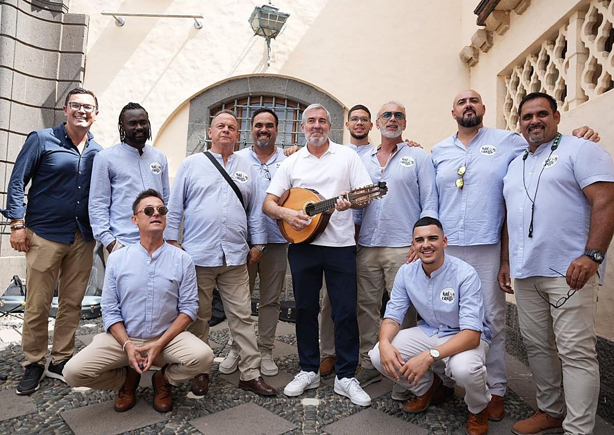 Imagen secundaria 1 - CC inicia el curso político con un baño de masas en el Pueblo Canario