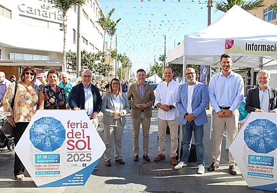 Las autoridades se dieron un paseo por la feria en Vecindario.