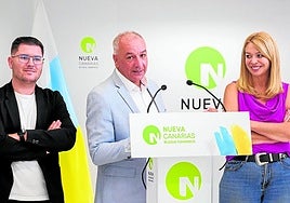 Luis Campos (c) da una rueda de prensa tras una reunión de Nueva Canarias.
