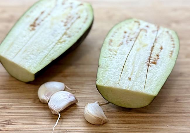 Hacemos cortes a las berenjenas