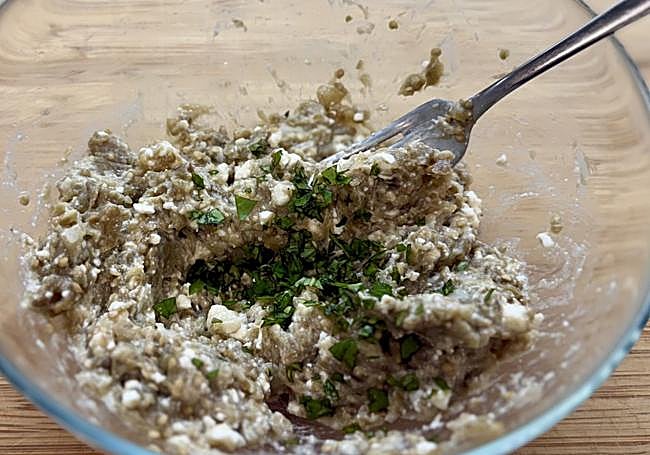 Picamos y añadimos la albahaca