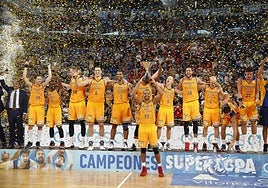 Imagen del Gran Canaria con la Supercopa conquistada en Vitoria en 2016. Alza el trofeo Eulis Baez, que ahora forma parte del cuerpo técnico de Jaka Lakovic.