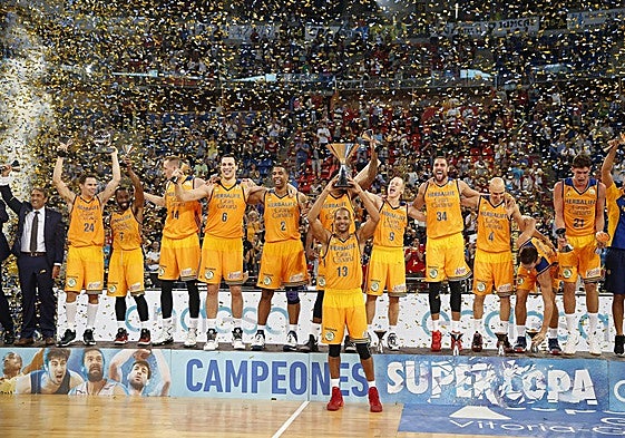 Imagen del Gran Canaria con la Supercopa conquistada en Vitoria en 2016. Alza el trofeo Eulis Baez, que ahora forma parte del cuerpo técnico de Jaka Lakovic.