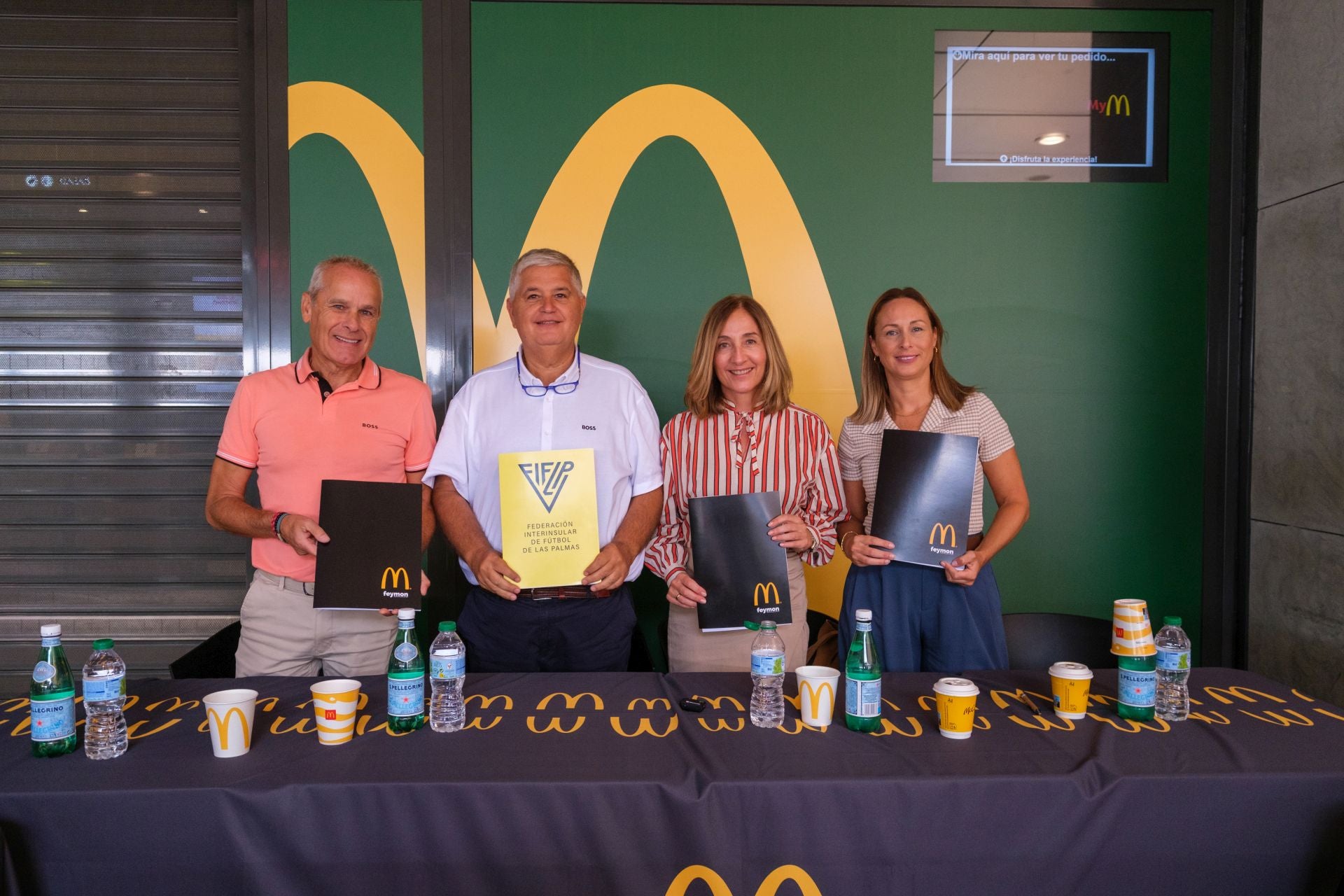 Foto de familia tras el acuerdo alcanzado.
