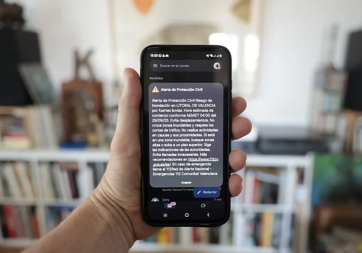 Un mensaje Es Alert avisa del riesgo de inundación por lluvias en Valencia y Castellón.