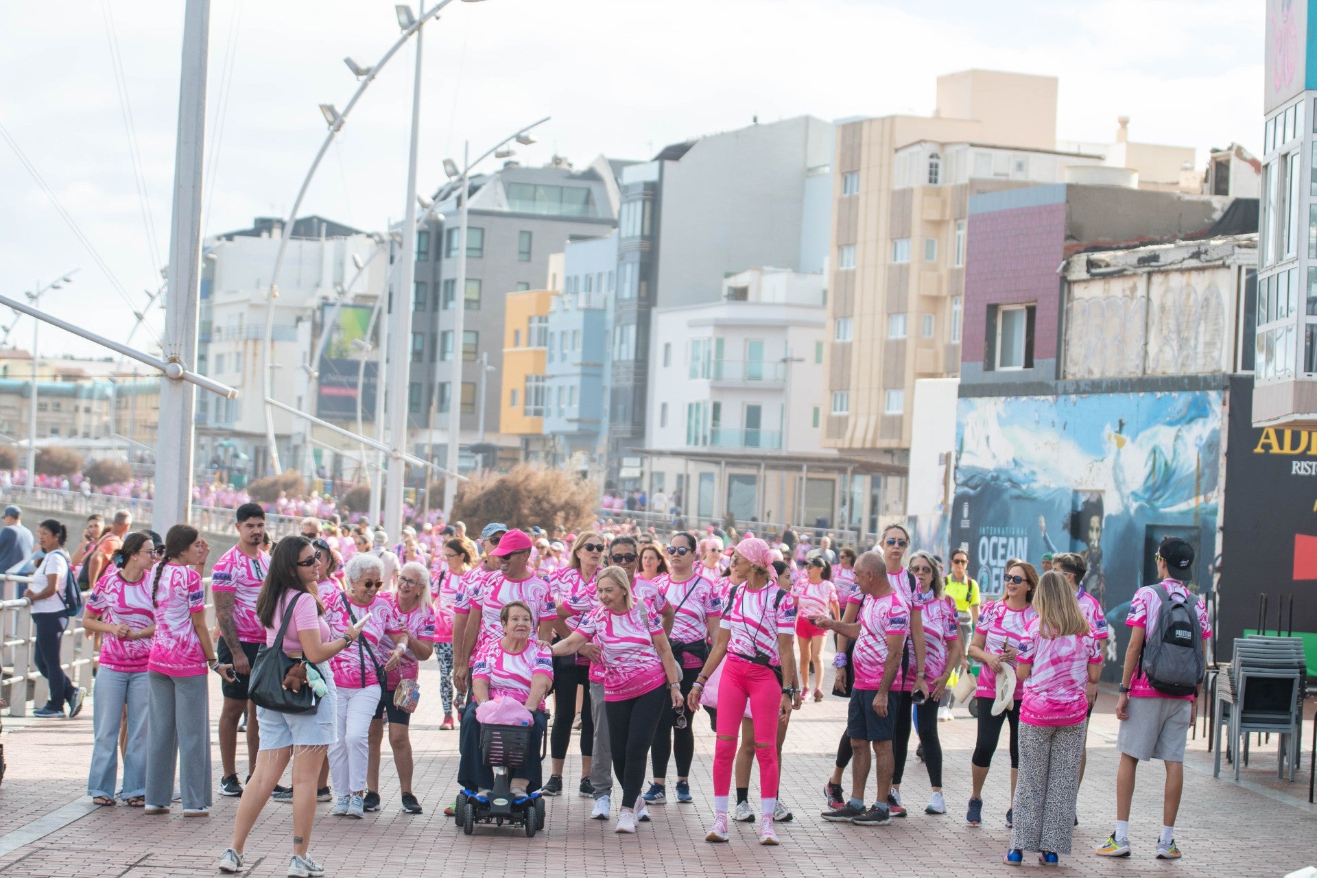 Marea rosa por el cáncer de mama