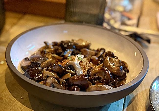 Setas a la brasa en La Catedral Bistró