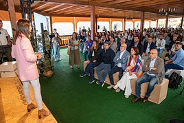 La periodista Verónica Fumero, presentando el congreso.