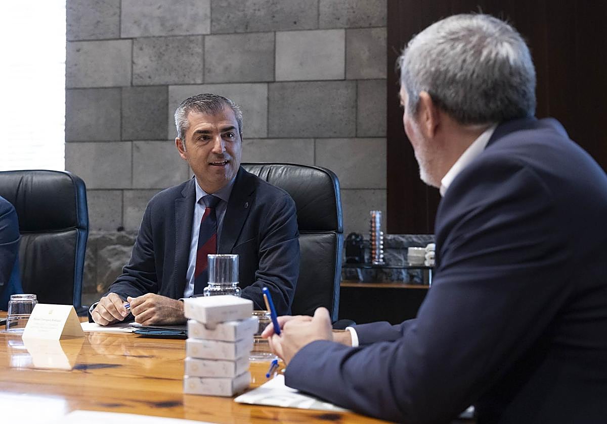 El vicepresidente de Canarias, Manuel Domínguez (i), y el presidente, Fernando Clavijo, este lunes en el Consejo de Gobierno.