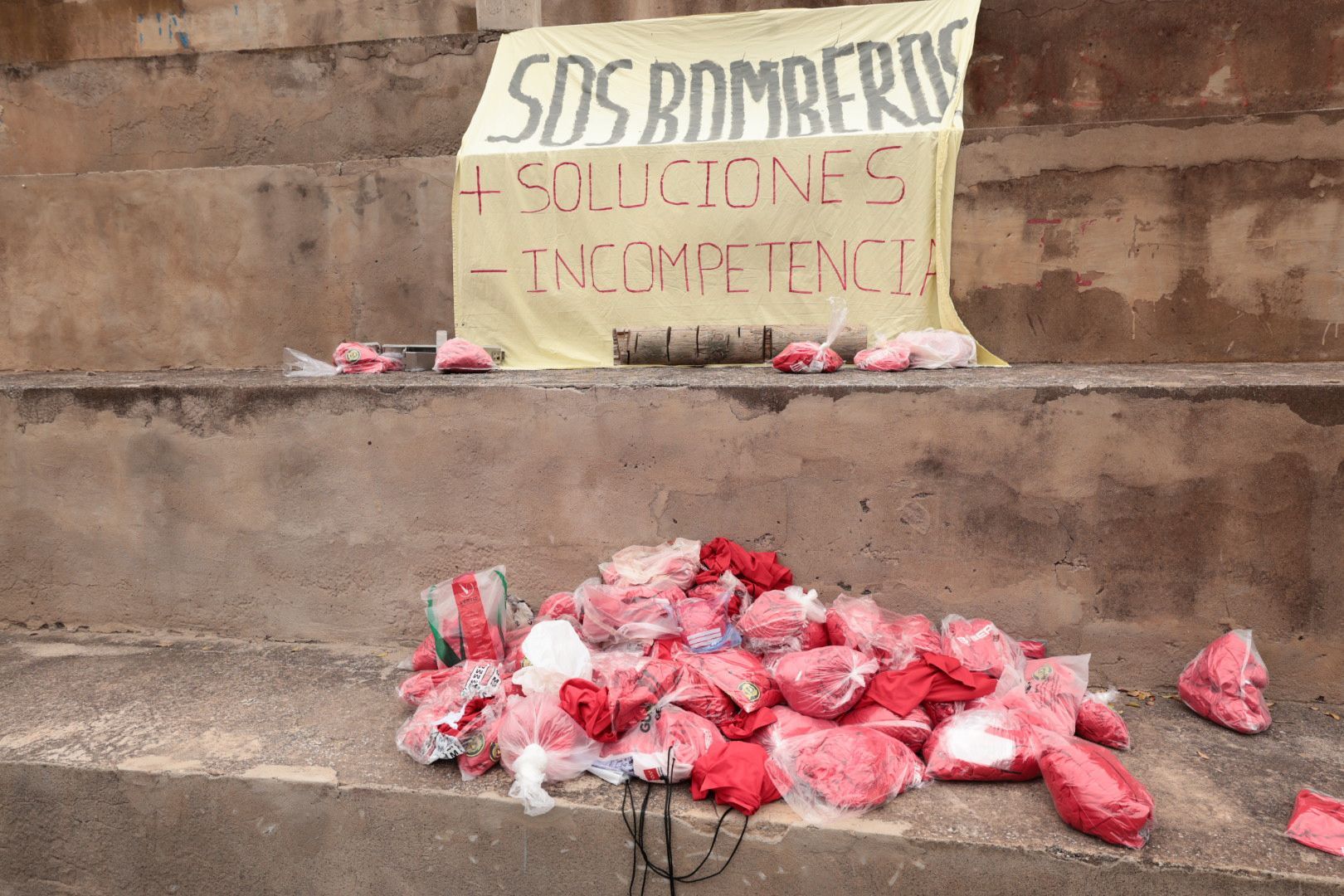Los bomberos alzan la voz en el Parque Central Miller Bajo