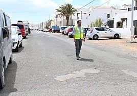 Yonathan de León en una calle con deterioro visible.